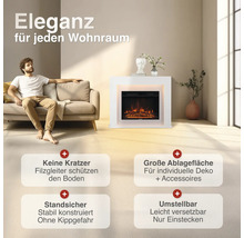 Ein moderner Elektrokamin in einem Wohnzimmer mit einem Mann auf dem Sofa sowie Infoboxen zu Bodenschutz Filzgleitern Ablagefläche und Stabilität.