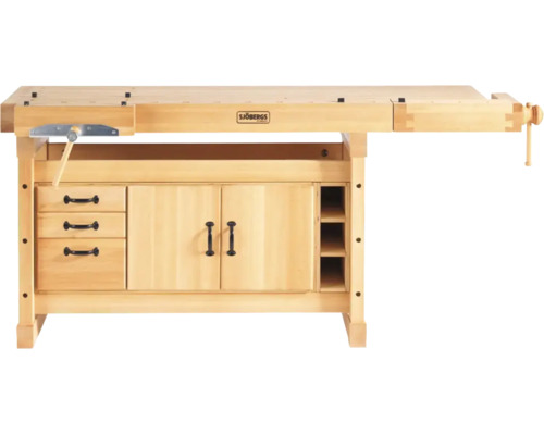 Sjöbergs Werkbank aus Holz mit zwei Schraubstöcken, drei Schubladen, zwei Schranktüren und drei offenen Regalfächern zur Werkzeugaufbewahrung.