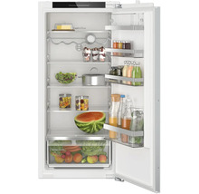 Bosch Einbaukühlschrank mit Gefrierfach und VitaFresh XXL Schublade für frische Lebensmittel offen dargestellt.