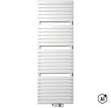 Weißer Badheizkörper mit horizontalen Lamellen für die Wandmontage (Image AI modified or generated)