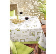 Tischdecke mit Olivenmotiv auf einem gedeckten Gartentisch mit Weingläsern und Oliven auf einer Terrasse.