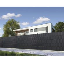 Ansicht eines Gartenzauns aus Kunststoff vor einem modernen Haus