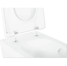 Wand-WC mit WC Sitz und Deckel, aus Keramik und Kunststoff, mit Metallscharnieren.