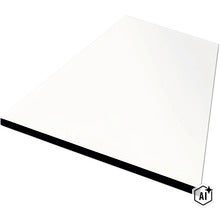 Eine einzelne rechteckige Verbundplatte mit glatter Oberfläche für verschiedene Bauprojekte. (Image AI modified or generated)