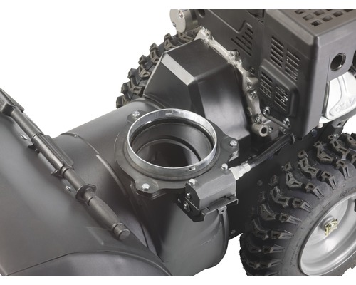 Detailaufnahme einer Schneefräse mit Fokus auf Auswurfkanal und Reifenprofil