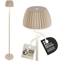 Moderne Stehleuchte mit plissiertem Lampenschirm und German Design Award 2025 sowie Best of Design Auszeichnungen.