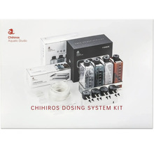 Chihiros Dosiersystem Set für Aquarien mit Dosierpumpe, vier Flüssigkeitsbehältern, Halterung, Schläuchen und Zubehör in der Produktverpackung.