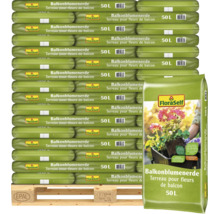 Eine Euro-Palette gestapelt mit FloraSelf Balkonblumenerde Säcken mit je 50 Litern Inhalt für eine optimale Nährstoffversorgung von Pflanzen.