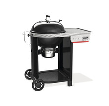 Weber Performer Holzkohlegrill mit Arbeitstisch und Wagen auf Rollen fuer komfortables Grillen.