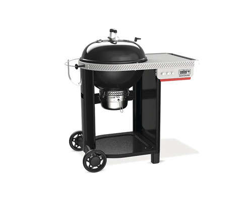 Weber Performer Holzkohlegrill mit Arbeitstisch und Wagen auf Rollen fuer komfortables Grillen.