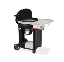 Weber Performer Holzkohlegrill mit Arbeitstisch auf einem fahrbaren Untergestell mit Grillrost und Aschetopf.