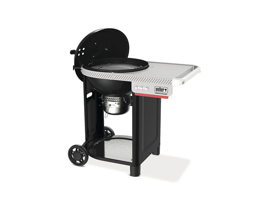 Weber Performer Holzkohlegrill mit Arbeitstisch auf einem fahrbaren Untergestell mit Grillrost und Aschetopf.