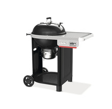 Weber Performer Holzkohlegrill mit Arbeitstisch und Ablagefläche auf einem Rollwagen
