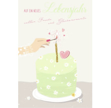 Geburtstagskarte mit einer Torte, verziert mit Gänseblümchen, und einer brennenden Kerze, die von einer Hand angezündet wird.