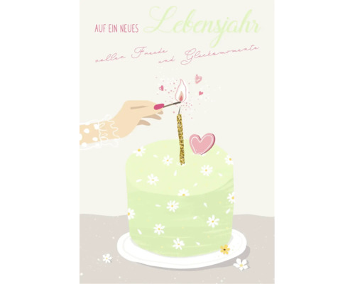 Geburtstagskarte mit einer Torte, verziert mit Gänseblümchen, und einer brennenden Kerze, die von einer Hand angezündet wird.