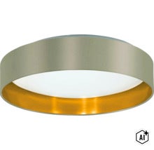 Runde LED Deckenleuchte mit mattem Gehäuse und goldfarbenem Innenring für eine wohnliche Beleuchtung. (Image AI modified or generated)