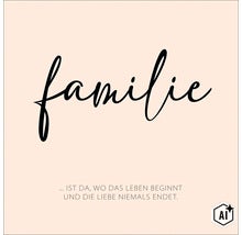Wandbild mit der Aufschrift Familie ist da wo das Leben beginnt und die Liebe niemals endet als Wanddekoration für Wohnräume. (Image AI modified or generated)