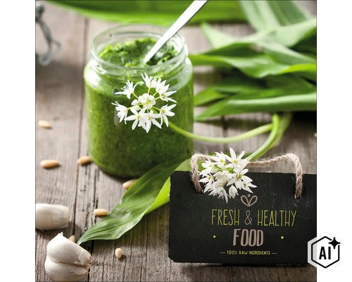 Ein Glas Bärlauchpesto mit frischen Bärlauchblättern, Blüten, Knoblauchzehen und Pinienkernen auf einer Holzoberfläche mit einem Schild. (Image AI modified or generated)