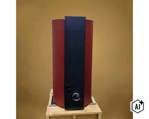 Ein runder Pelletofen oder Kaminofen mit einer vertikalen Bedienfront auf einer Holzpalette. (Image AI modified or generated)