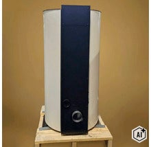 Ein zylindrischer Warmwasserspeicher auf einer Holzpalette stehend. (Image AI modified or generated)