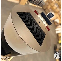 Solarbetriebene Außenleuchte mit integriertem Solarmodul auf der Oberseite. (Image AI modified or generated)