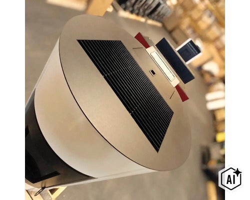 Solarbetriebene Außenleuchte mit integriertem Solarmodul auf der Oberseite. (Image AI modified or generated)