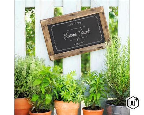 Dekoratives Holzschild mit Farm Fresh Schriftzug hängend an einem weißen Holzzaun über Kräutertöpfen im Garten. (Image AI modified or generated)