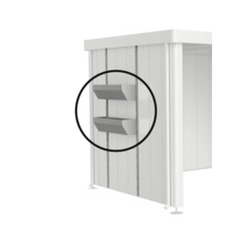 Zwei an der Wand eines Gerätehauses montierte Pflanzkästen aus Metall in einer hervorgehobenen Ansicht