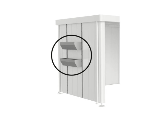 Zwei an der Wand eines Gerätehauses montierte Pflanzkästen aus Metall in einer hervorgehobenen Ansicht