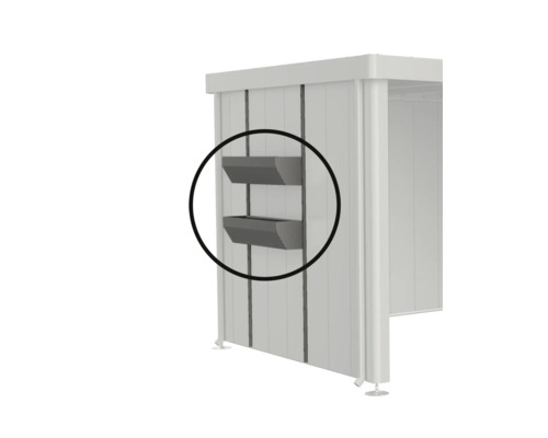 Zwei an der Wand montierte Metall-Pflanzkästen als Zubehör für ein Gartenhaus.