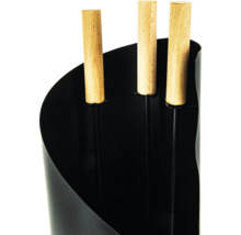 Kaminbesteck mit Holzgriffen in einem stabilen Metallständer für Ofen und Kamin
