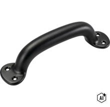 Stabiler Türgriff aus Metall mit abgerundeten Montageplatten und Bohrungen zur Befestigung für Türen und Tore. (Image AI modified or generated)