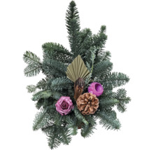 Weihnachtliches Gesteck aus Tannenzweigen mit Zapfen, Blume und Dekorationselementen für die winterliche Dekoration