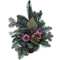 Weihnachtliches Gesteck aus Tannenzweigen mit Zapfen, Trockenblumen und Deko-Elementen im Topf als Tischschmuck