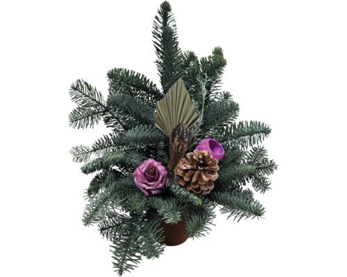 Weihnachtliches Gesteck aus Tannenzweigen mit Zapfen, Trockenblumen und Deko-Elementen im Topf als Tischschmuck