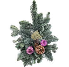 Weihnachtlicher Tannenzweig mit Rose, Pinienzapfen und Dekorationselementen