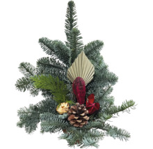 Weihnachtliches Tannengesteck mit Tannenzapfen und getrockneten Dekoelementen als festliche Tischdekoration.