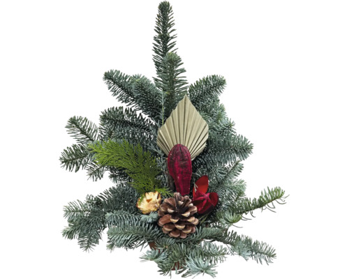 Weihnachtliches Tannengesteck mit Tannenzapfen und getrockneten Dekoelementen als festliche Tischdekoration.