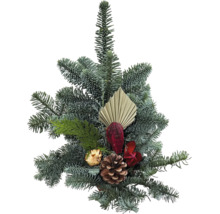 Dekoratives Tannengesteck mit Tannenzapfen und Trockenpflanzen für die Weihnachtsdekoration