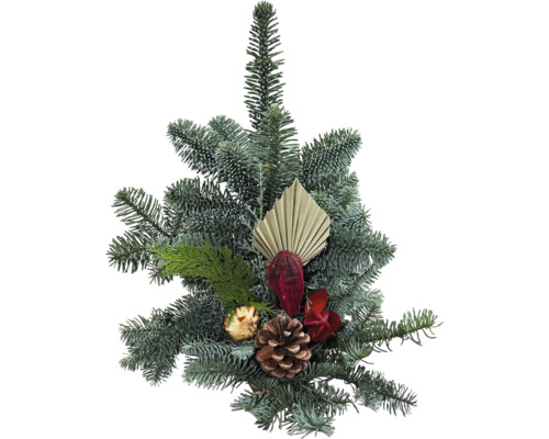Dekoratives Tannengesteck mit Tannenzapfen und Trockenpflanzen für die Weihnachtsdekoration