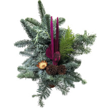 Weihnachtliches Gesteck mit Tannen- und Koniferenzweigen, Kerzen und Zapfen als dekorative Tischdekoration.