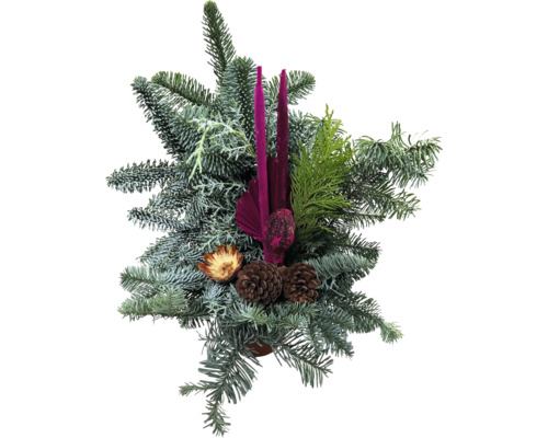 Weihnachtliches Gesteck mit Tannen- und Koniferenzweigen, Kerzen und Zapfen als dekorative Tischdekoration.