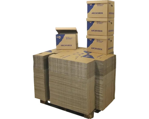 Stapel aus Archivkartons aus Wellpappe zur Lagerung von Unterlagen auf einer Palette.