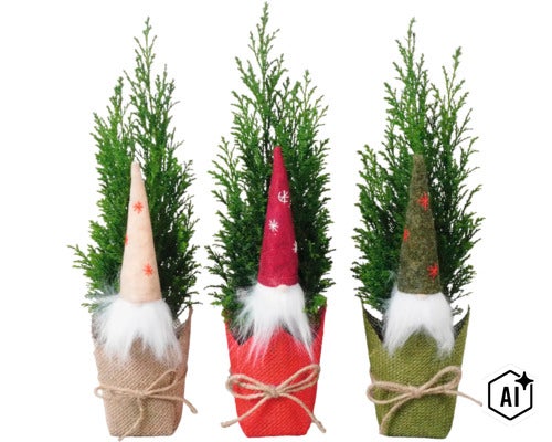 Drei kleine Koniferen in Jutetöpfen mit dekorativen Wichtelfiguren als weihnachtliche Tischdekoration (Image AI modified or generated)