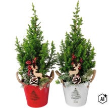 Zwei kleine Weihnachtsbäume in Metalltöpfen mit Rentierfigur, Tannenzapfen und weihnachtlicher Dekoration (Image AI modified or generated)