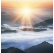 Landschaft mit Bergen und Nebel im Tal bei Sonnenaufgang