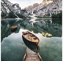 Boote auf einem See mit Bergkulisse