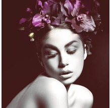 Frau mit Blumenschmuck im Haar