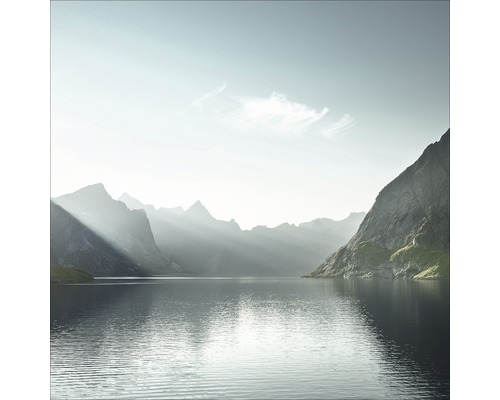 Seelandschaft mit Bergen und Lichtstrahlen