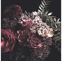 Nahaufnahme eines Blumenarrangements mit Rosen und Chrysanthemen
